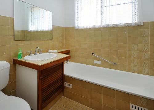 萨维特尔Rose Cottage的一间带水槽、浴缸和卫生间的浴室