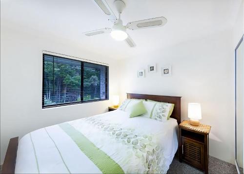 萨维特尔Periwinkle的白色的卧室设有床和窗户
