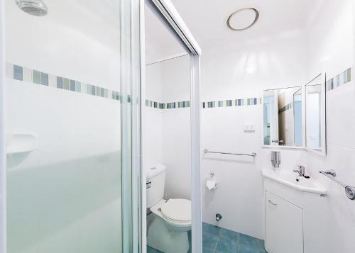 萨维特尔Periwinkle的浴室配有卫生间、盥洗盆和淋浴。