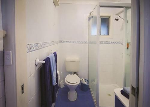 楠巴卡黑兹Pacific Studio的白色的浴室设有卫生间和淋浴。