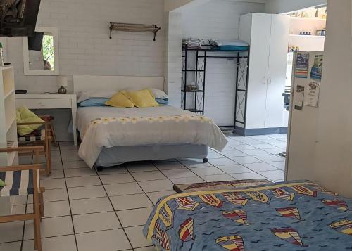 楠巴卡黑兹Pacific Studio的卧室配有1张床,铺有瓷砖地板。