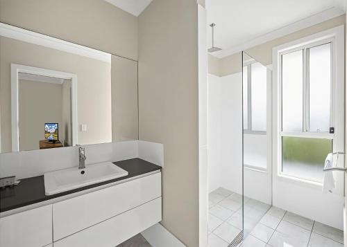 萨维特尔Sawtell Swells的白色的浴室设有水槽和镜子