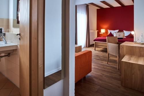霍夫比伯洛萨马伊故居伯格酒店的酒店客房设有浴室和卧室