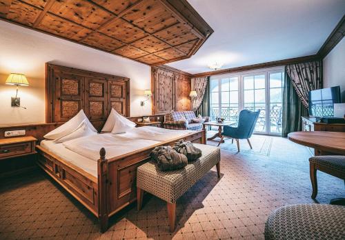 莱尔莫斯珀斯特莱尔莫斯酒店的一间带大床的卧室和一间客厅