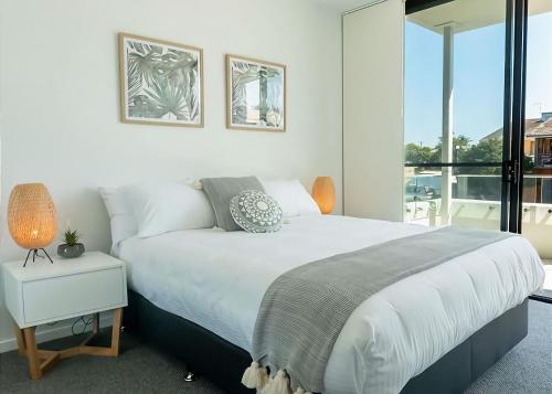 萨维特尔Rockpools 6的一间卧室设有一张大床和一个窗户。