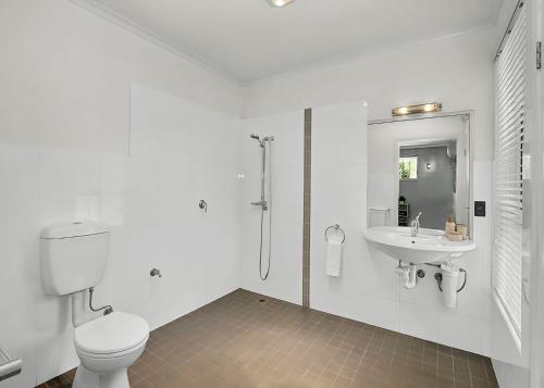 科夫斯港McCabe Coffs Retreat的白色的浴室设有卫生间和水槽。