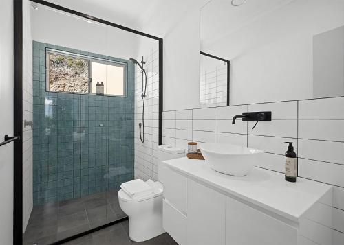 Kororo BasinCiao Korora The Classic的白色的浴室设有水槽和卫生间。