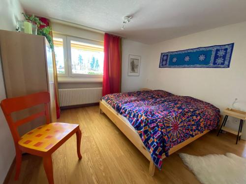 施瓦尔茨湖Bärgblick的一间卧室配有一张床、一张桌子和一个窗户。