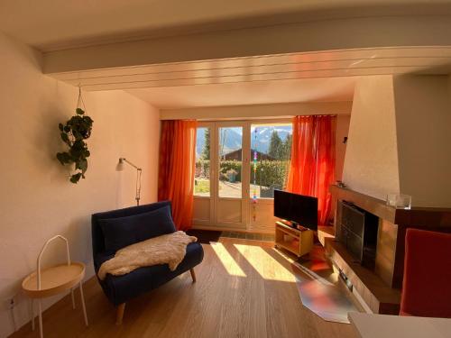 施瓦尔茨湖Bärgblick的客厅配有椅子和电视