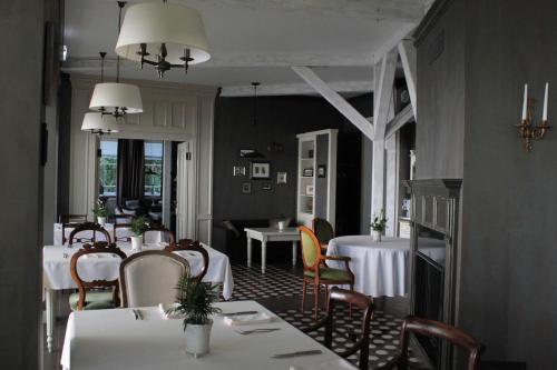 尤尔马拉哥斯达黎加别墅的一间设有白色桌椅的用餐室