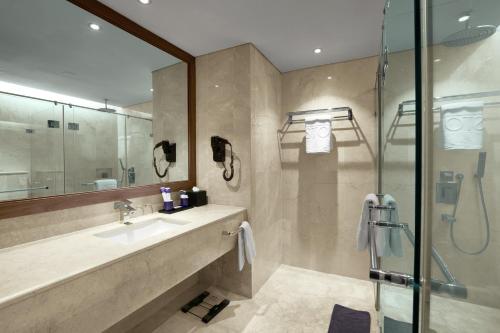 雅加达ASTON Priority Simatupang Hotel and Conference Center的一间带水槽和淋浴的浴室