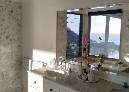 Kororo BasinBelvedere的一间带水槽和大镜子的浴室