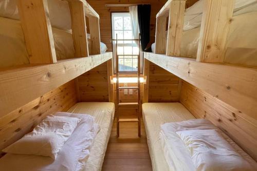 鸣泽市富士山下Trailer House-B的木墙客房的两张床