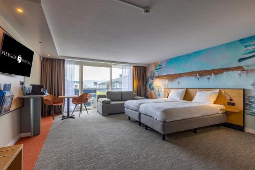 洛斯德雷赫特雷赫特阿姆斯特丹弗莱彻酒店 的酒店客房设有一张大床和一台电视。