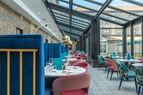 戈尔韦克莱巴恩酒店的用餐室设有桌椅和窗户。