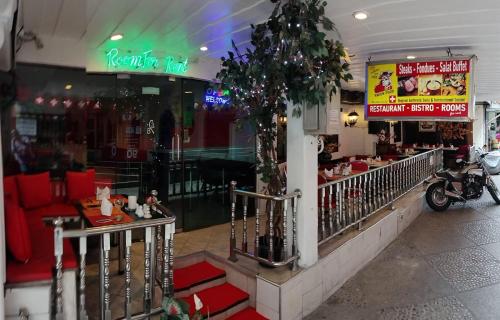 南芭堤雅Swiss Food Restaurant and room for rent的商场里装有圣诞装饰的商店前部