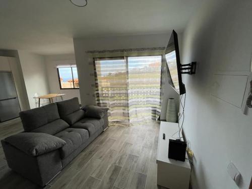 洛斯雷亚莱霍斯New 2023 full equipped stylish digi的带沙发和平面电视的客厅