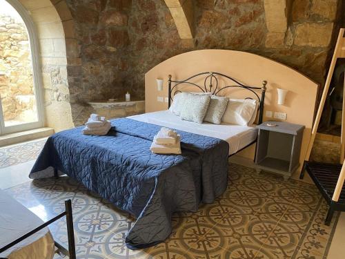 沙拉Ta' Tereza的石屋设有一间带大床的卧室