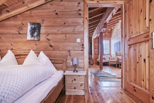 上陶恩MOUNTAINRANGER - Lodge的一间卧室设有一张床和木墙