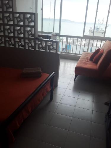 卡塔赫纳Apartamento entero con vista al mar的客房设有两张床和一个阳台。