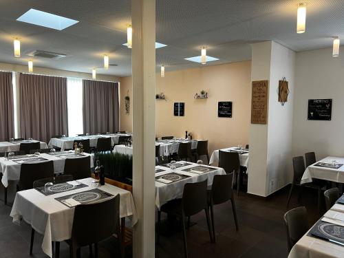 里韦拉埃尔博格艾尔维泽酒店的一间设有白色桌椅的用餐室