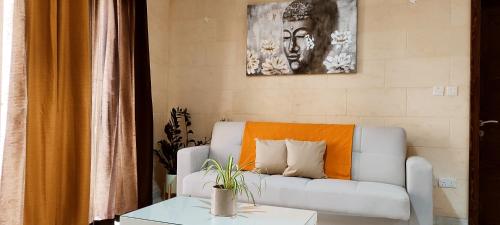艾因西莱姆1bedroom Apartment Ghajnsielem的客厅配有白色的沙发和桌子