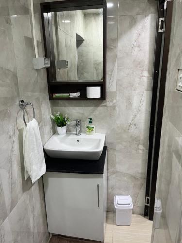 拉巴萨Bula Homestay的浴室设有白色水槽和镜子