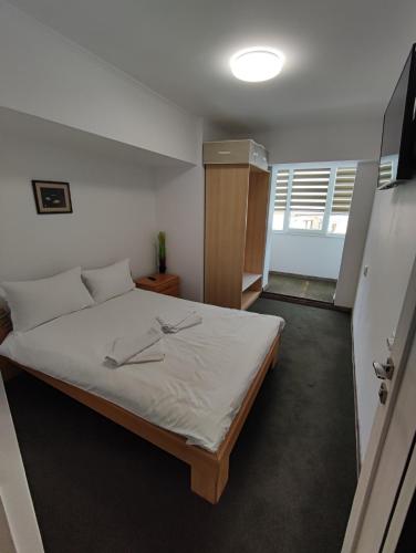 杜劳APARTAMENT CONFORT的一间卧室配有一张带白色床单的大床