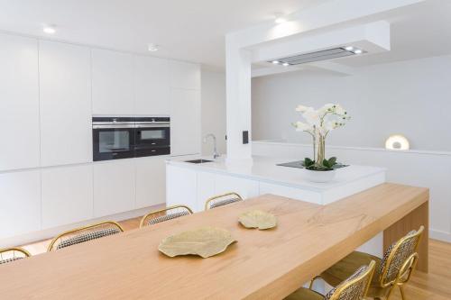 巴黎My Veranda的白色的厨房配有木桌和椅子