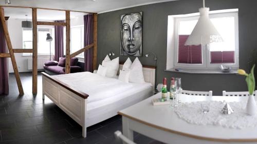 劳伦堡Pension & Seminarhaus "Haus am Fluss"的一间卧室配有一张床和一张书桌