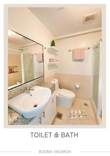 达沃市Buona Vacanza at Verdon Parc的一间带水槽、卫生间和镜子的浴室