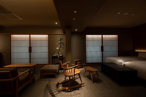 京都Higashiyama Shikikaboku的卧室配有一张床和一张桌子及椅子