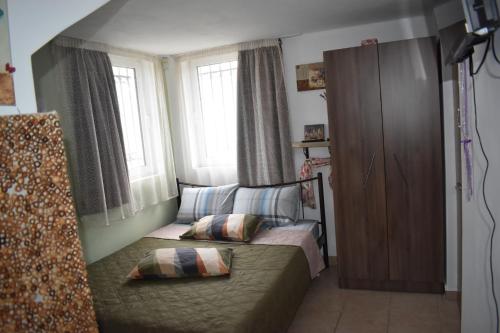 AiándionProsili的一间小卧室,配有床和窗户