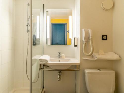 马赛B&B HOTEL Marseille Prado Parc des Expositions的带淋浴、盥洗盆和卫生间的浴室