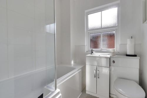 切斯特Beautiful, 3 Bedroom Terrace, 2 minutes walk from Chester train station.的白色的浴室设有卫生间和浴缸。