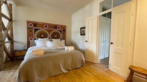 里斯本Eco Luxury apartment LISBOA-Campo de Ourique的一间卧室,卧室内配有一张大床