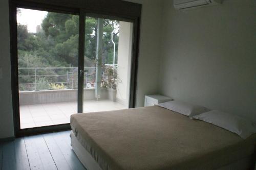 卡洛吉亚Spathies Maris的一间卧室设有一张床和一个大窗户