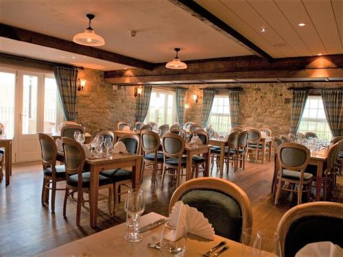 科布里奇Duke of Wellington Inn的一间在房间内配有桌椅的餐厅