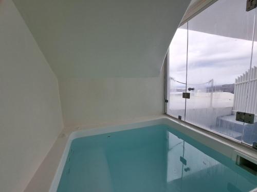 易莫洛林梦景套房酒店的窗户房间的游泳池