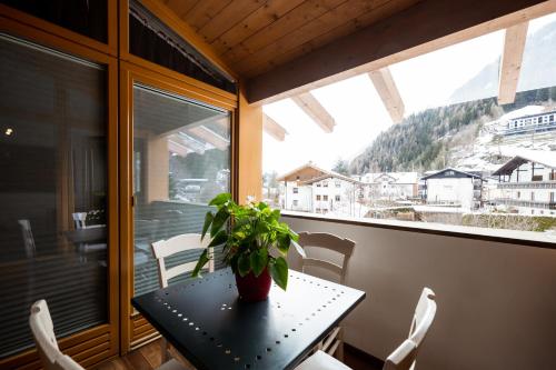 坎波图雷斯Feldmilla Design Hotel的种植了植物的阳台的桌椅