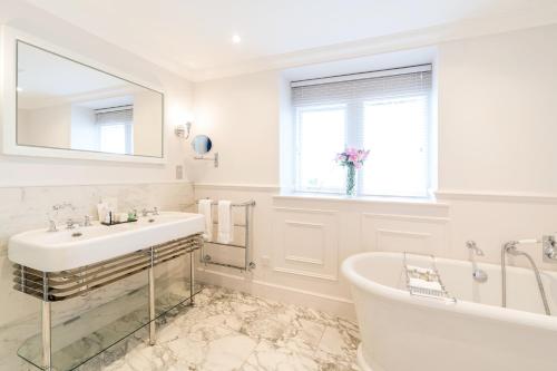 伊斯特布恩格兰德大酒店的白色的浴室设有浴缸和水槽。