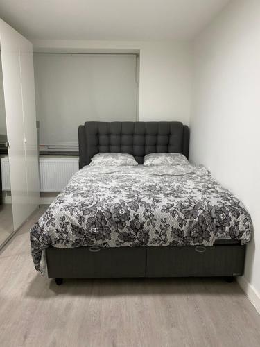 布鲁塞尔Appartement Deux chambres près de Atomium的一间卧室配有一张带黑色床头板的床