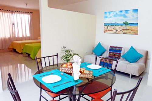 阿约拉港加拉帕戈斯海洋之梦旅舍的一间设有玻璃桌和椅子的用餐室