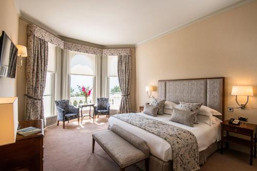 伊斯特布恩格兰德大酒店的一间卧室设有一张大床和一个大窗户