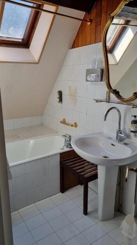 科尔普博斯特酒店的浴室配有盥洗盆和浴缸。