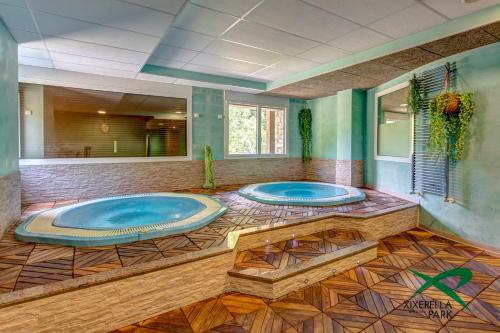 希塞雷拉Apartamentos Xixerella Park Resort的大型客房设有两个按摩浴缸,