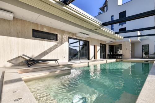 图兰杰CROWONDER Apartments & Rooms OAZA with heated Swimming Pool and Sauna的大楼前的游泳池
