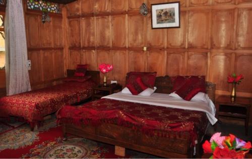 斯利那加Alif Laila Group of Houseboats, Srinagar的一间卧室,卧室内配有一张床和一把椅子