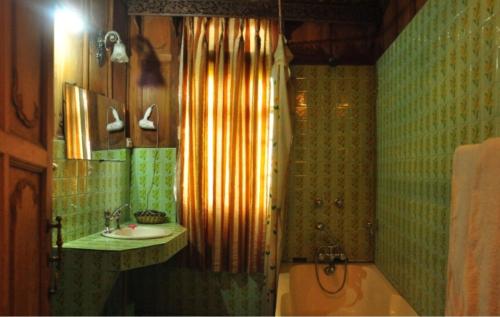 斯利那加Alif Laila Group of Houseboats, Srinagar的带淋浴、盥洗盆和浴缸的浴室