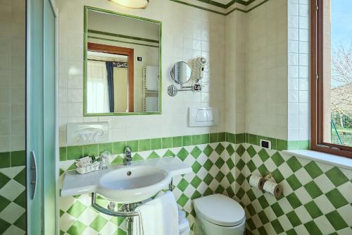 皮恩扎拉瓦雷皮克洛酒店的一间带水槽、卫生间和镜子的浴室